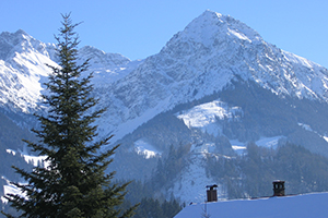 Ausblick vom Balkon auf Berglandschaft im Winter